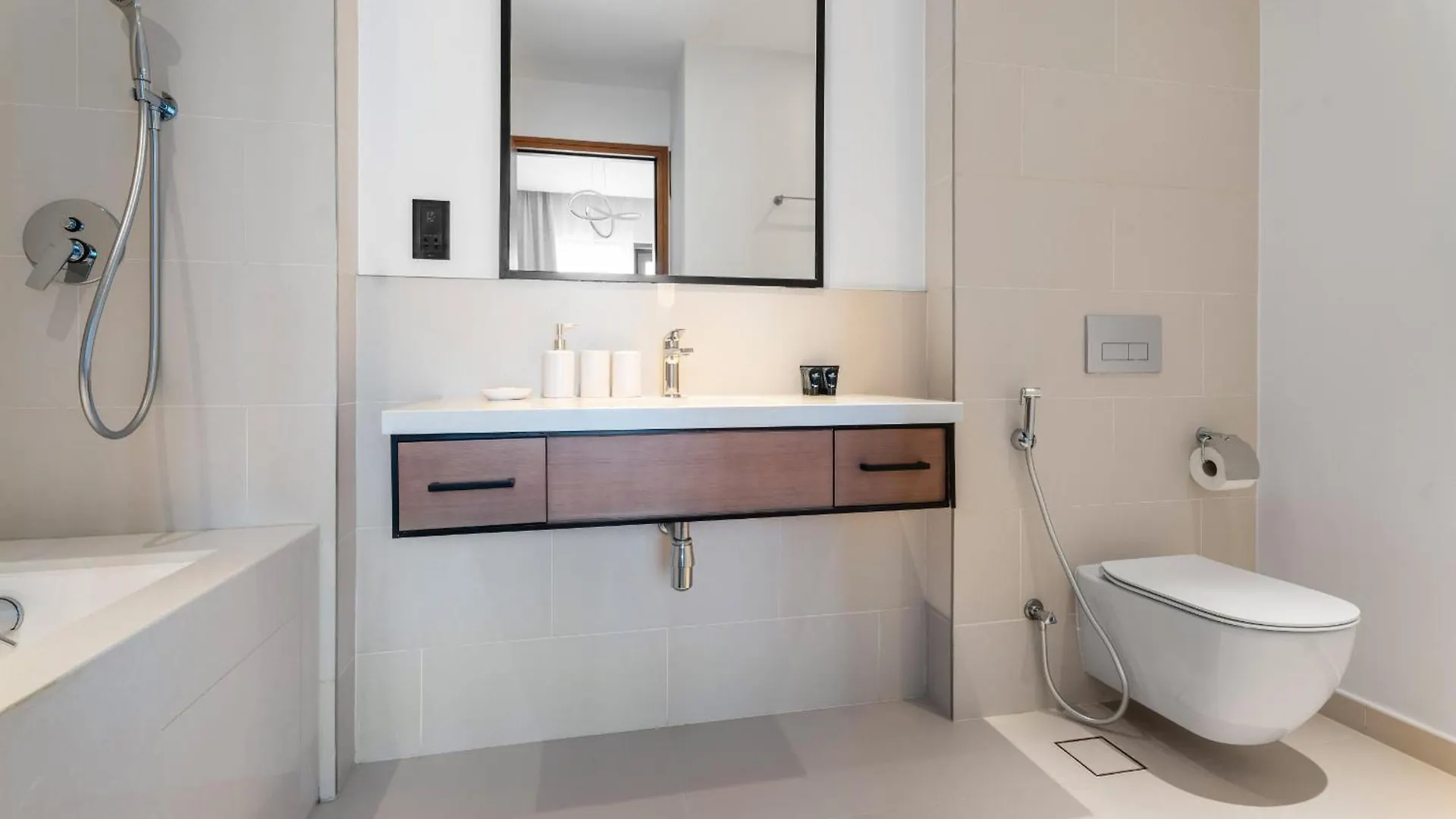 Vayk - Sleek & Stylish 1Br In Vida Dubai Marina Apartment